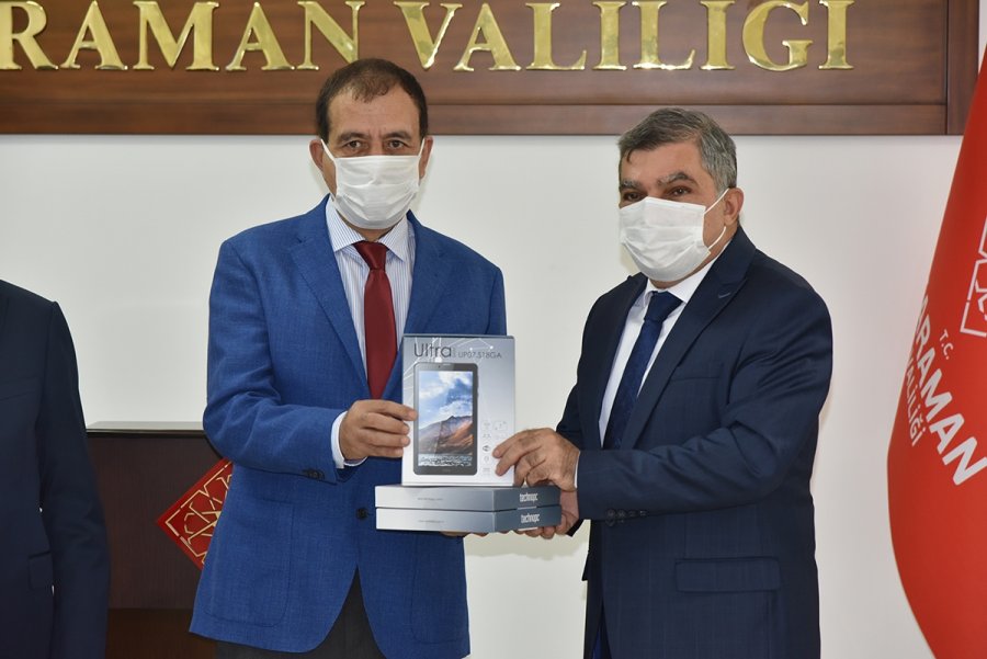 Karaman'da İş İnsanları Öğrencilere Tablet Hediye Etti