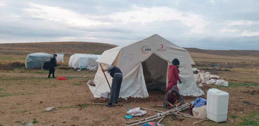 Mihalıççık'ta Şiddetli Yağıştan Etkilenen Mevsimlik İşçilere Yardım Eli Uzatıldı