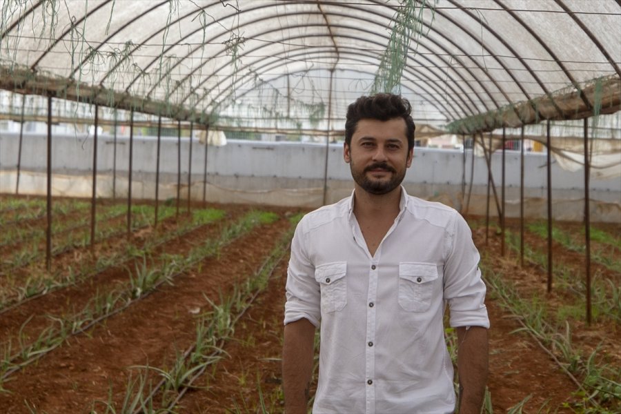 Mutluluğu Toprakla Uğraşmakta Buldu