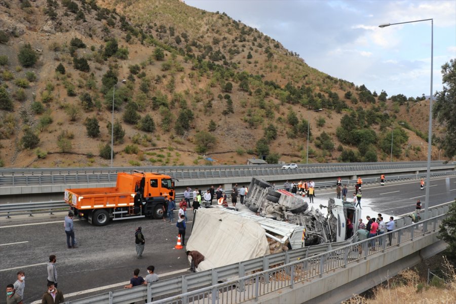 Tanker Ve Kamyonun Devrilmesi Sonucu Kapanan Niğde-adana Otoyolu Ulaşıma Açıldı