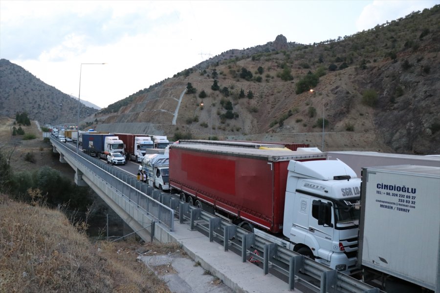 Tanker Ve Kamyonun Devrilmesi Sonucu Kapanan Niğde-adana Otoyolu Ulaşıma Açıldı