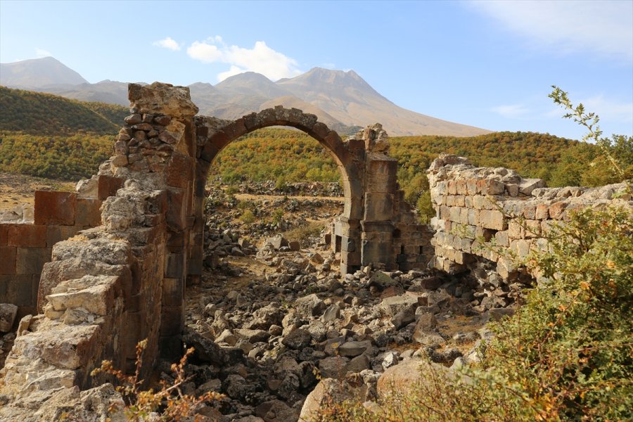 Aksaray'daki Nora Antik Kenti'nde 30 Yıl Sonra Çalışmalar Yeniden Başladı