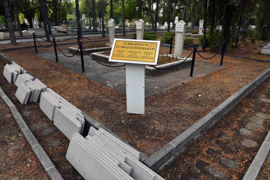 Ankara Büyükşehir Belediyesi Devlet Büyüklerinin Mezar Taşlarını Yeniliyor