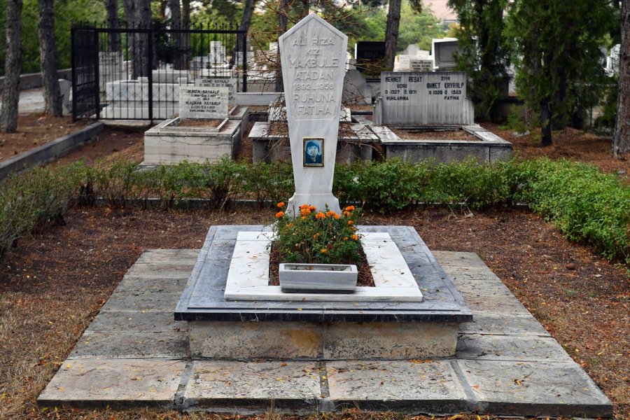 Ankara Büyükşehir Belediyesi Devlet Büyüklerinin Mezar Taşlarını Yeniliyor