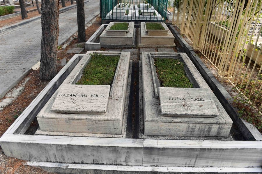 Ankara Büyükşehir Belediyesi Devlet Büyüklerinin Mezar Taşlarını Yeniliyor