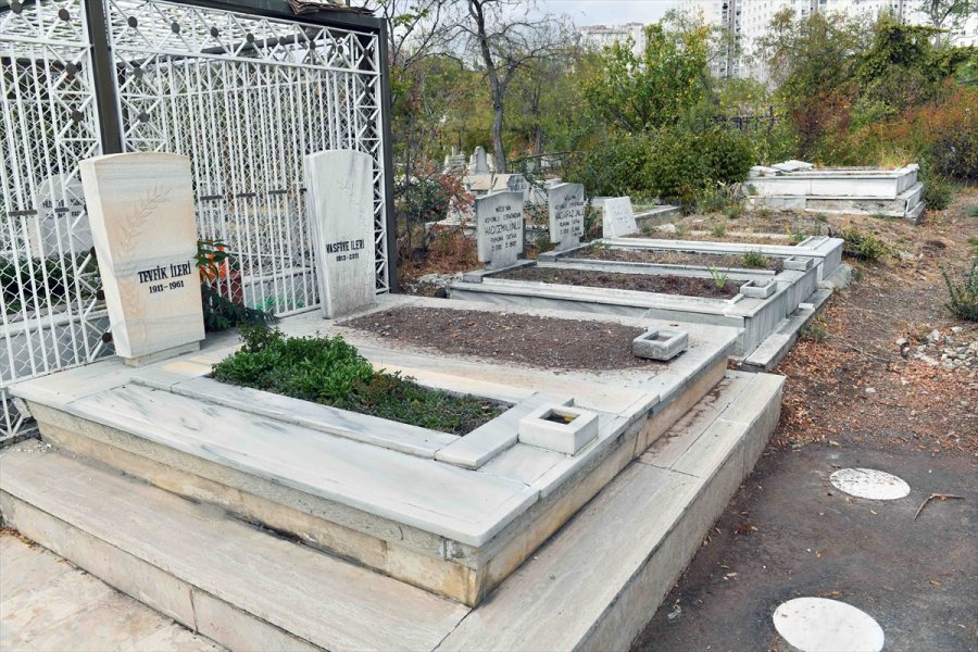 Ankara Büyükşehir Belediyesi Devlet Büyüklerinin Mezar Taşlarını Yeniliyor