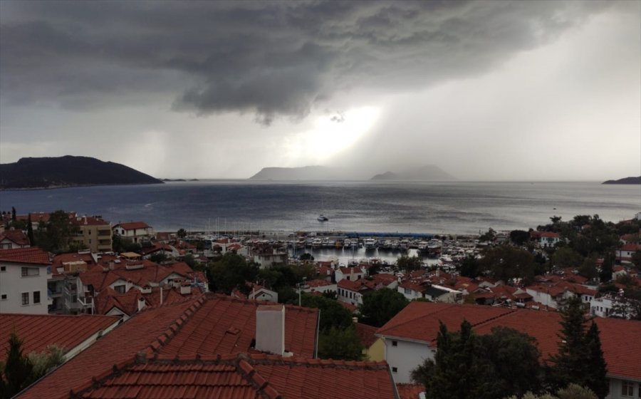 Güncelleme - Antalya'da Sağanak Ve Rüzgar Etkili Oldu