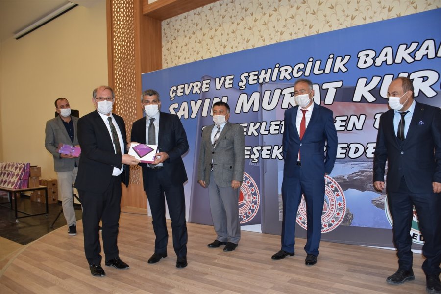 Bakan Kurum'un Katkıları İle Alınan Tabletler, Karapınar'da Okul Müdürlerine Teslim Edildi