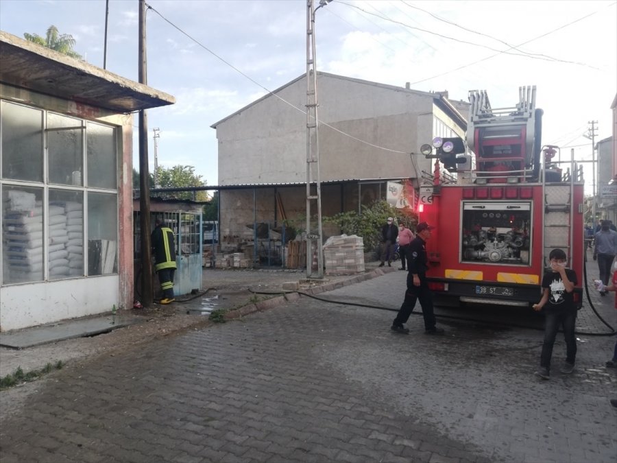 Tomarza'da Kullanılmayan İş Yerinde Yangın Çıktı