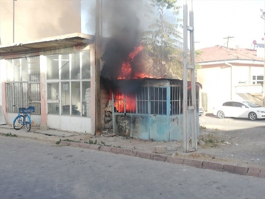Tomarza'da Kullanılmayan İş Yerinde Yangın Çıktı