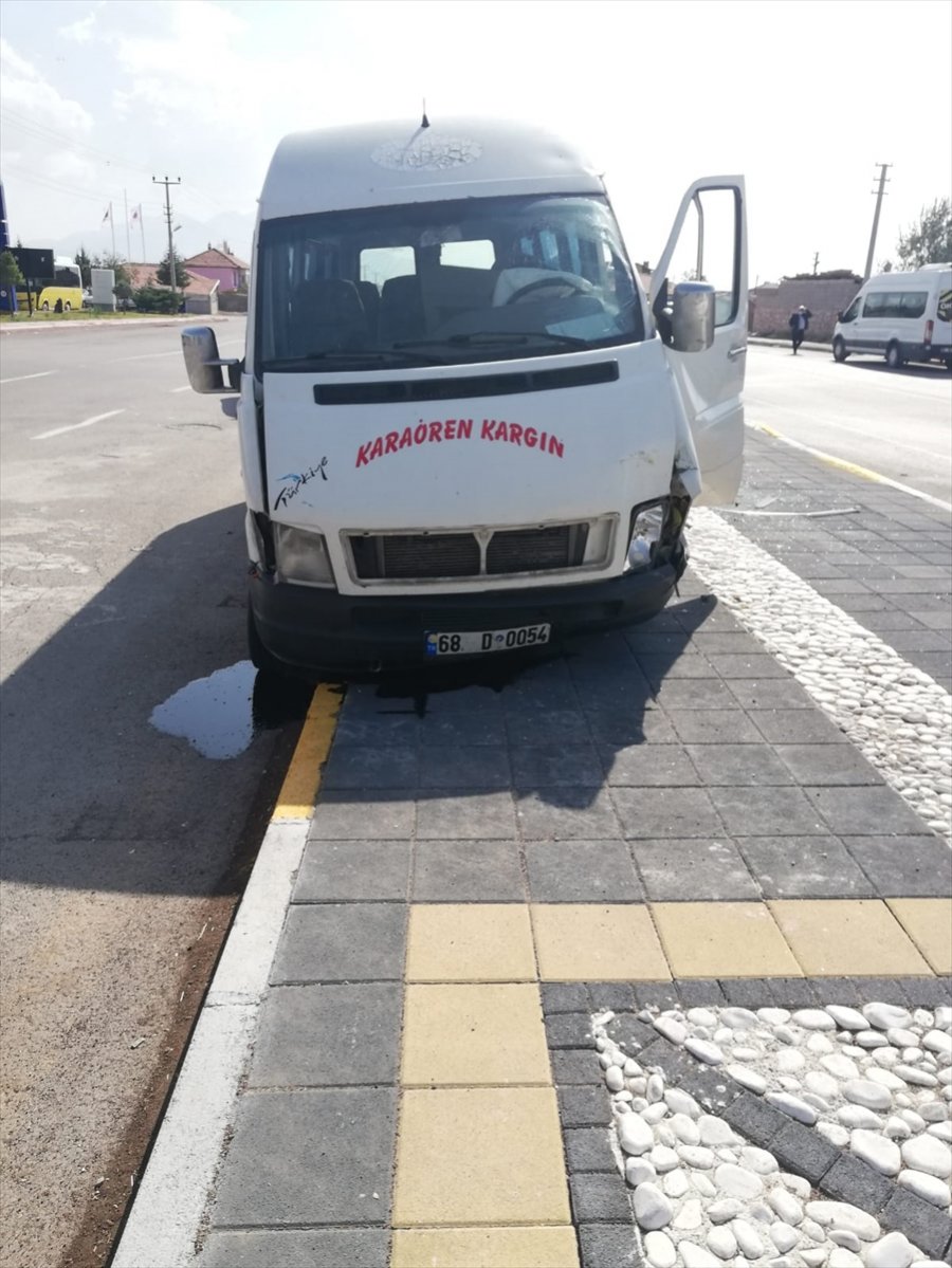 Aksaray'da Minibüs İle Otomobil Çarpıştı