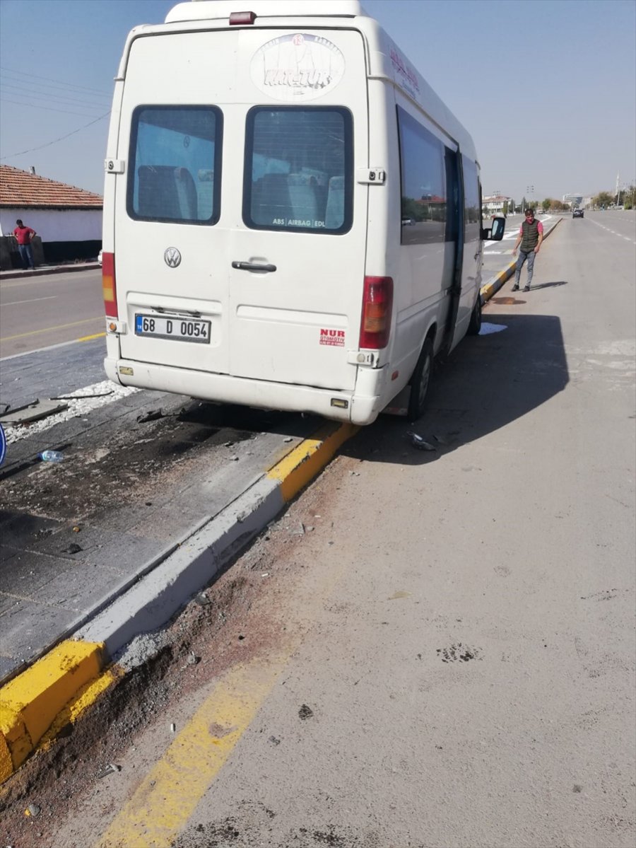 Aksaray'da Minibüs İle Otomobil Çarpıştı
