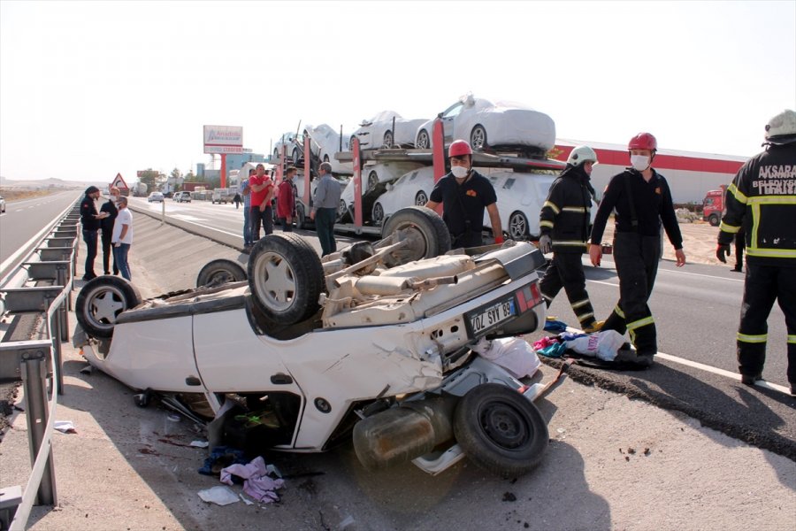 Aksaray'da Otomobil Tıra Çarptı: 4 Yaralı