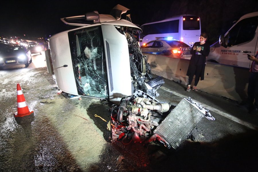 Antalya'da Servis Minibüsü Devrildi: 8 Yaralı