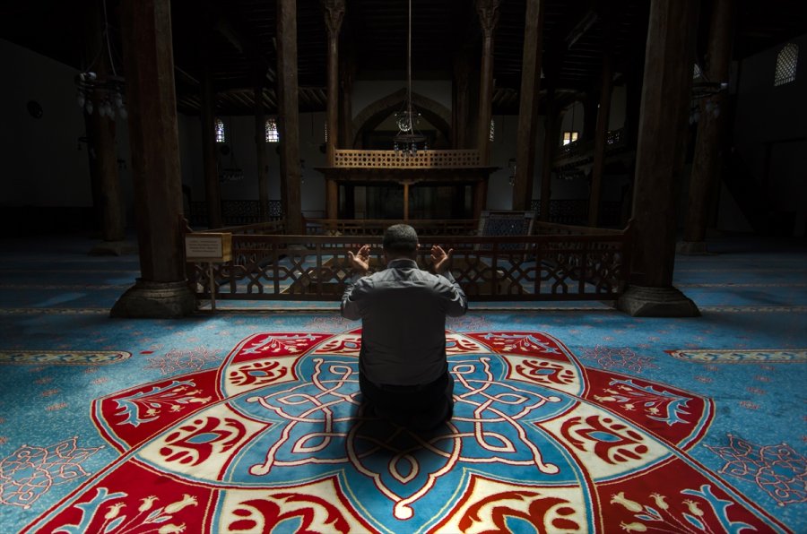 İçinde Zamanın Durduğu Mekan: Eşrefoğlu Camisi