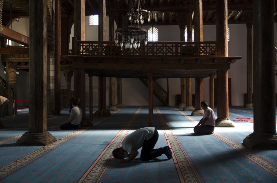 İçinde Zamanın Durduğu Mekan: Eşrefoğlu Camisi