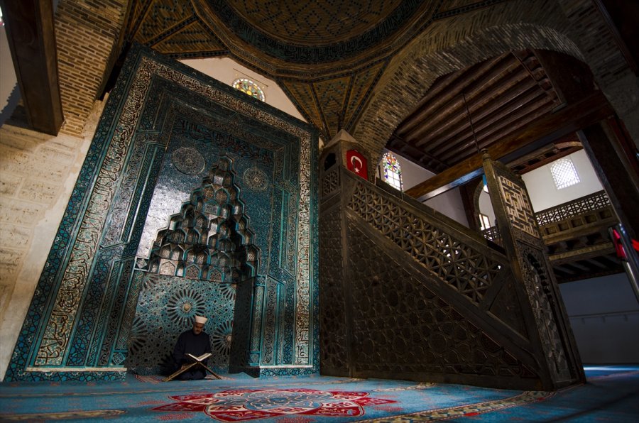 İçinde Zamanın Durduğu Mekan: Eşrefoğlu Camisi