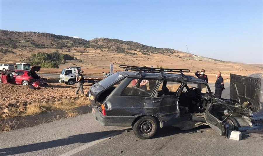 Kayseri'de 2 Otomobil Çarpıştı: 1 Ölü, 3 Yaralı