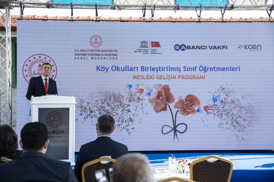 Milli Eğitim Bakanı Selçuk, Okuduğu İlkokuldan Köy Öğretmenlerine Yönelik Projenin Detaylarını Paylaştı: