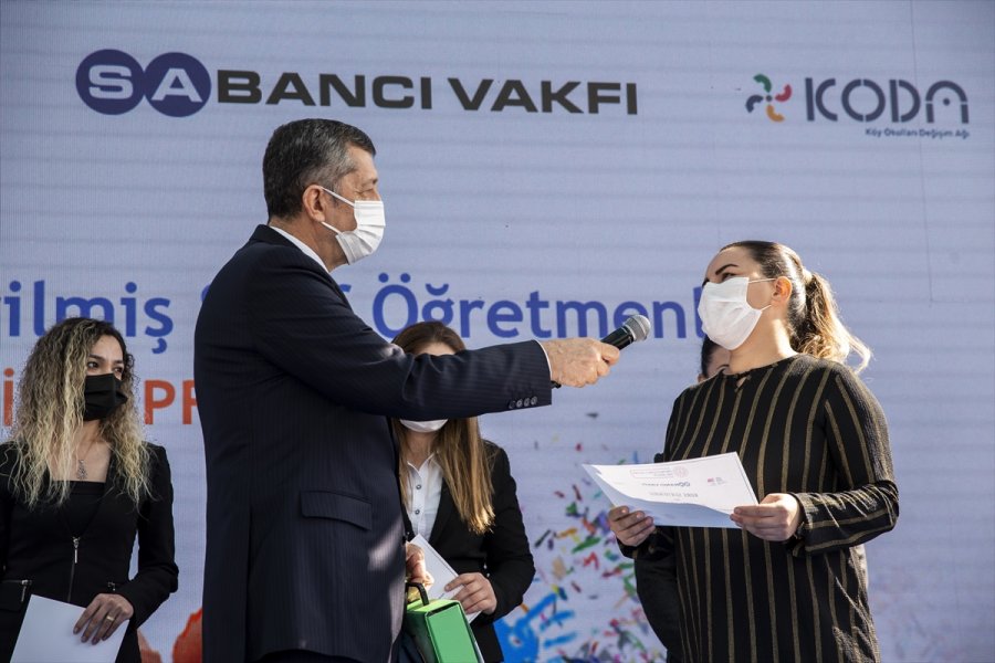 Milli Eğitim Bakanı Selçuk, Okuduğu İlkokuldan Köy Öğretmenlerine Yönelik Projenin Detaylarını Paylaştı: