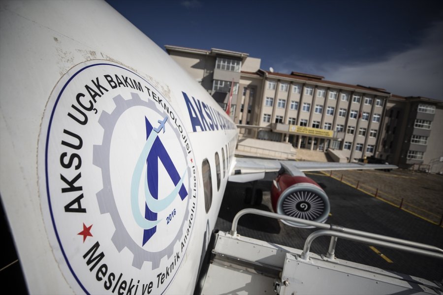 Öğrenciler Okul Bahçesindeki Uçağa Eklenen Simülatörle Uçuş Eğitimi Alacak