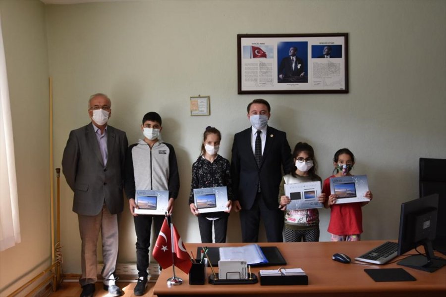 Uzaktan Eğitime Erişemeyen Aksekili Öğrencilere Tablet Desteği