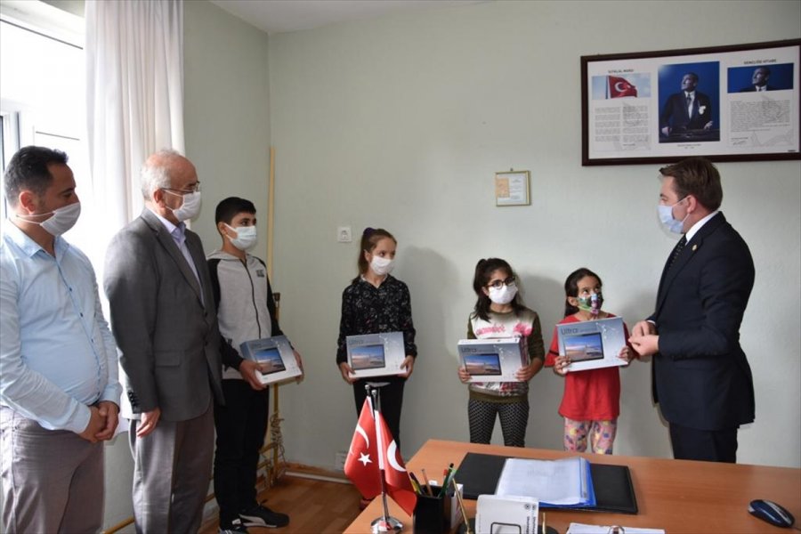 Uzaktan Eğitime Erişemeyen Aksekili Öğrencilere Tablet Desteği