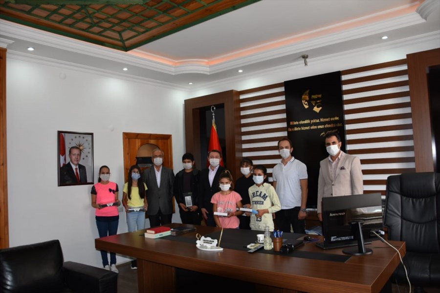 Uzaktan Eğitime Erişemeyen Aksekili Öğrencilere Tablet Desteği