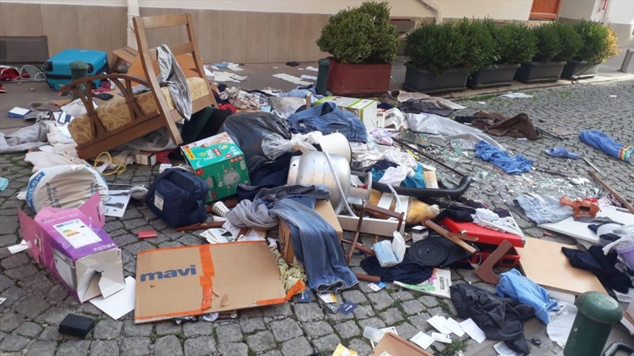 Eskişehir'de Evindeki Eşyaları Sokağa Atan Kişi Tedavi Altına Alındı