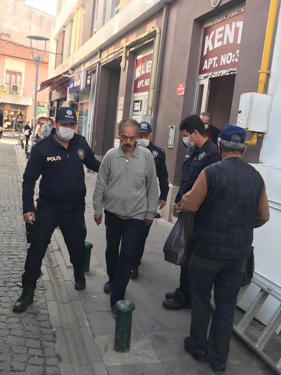 Eskişehir'de Evindeki Eşyaları Sokağa Atan Kişi Tedavi Altına Alındı