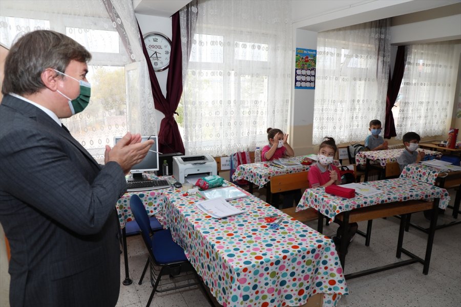 Vali Aydoğdu İkinci Sınıfa Giden Berra Özdemir'i, Verdiği Sözü Tutarak Okulda Ziyaret Etti