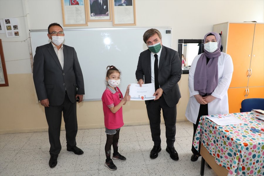 Vali Aydoğdu İkinci Sınıfa Giden Berra Özdemir'i, Verdiği Sözü Tutarak Okulda Ziyaret Etti