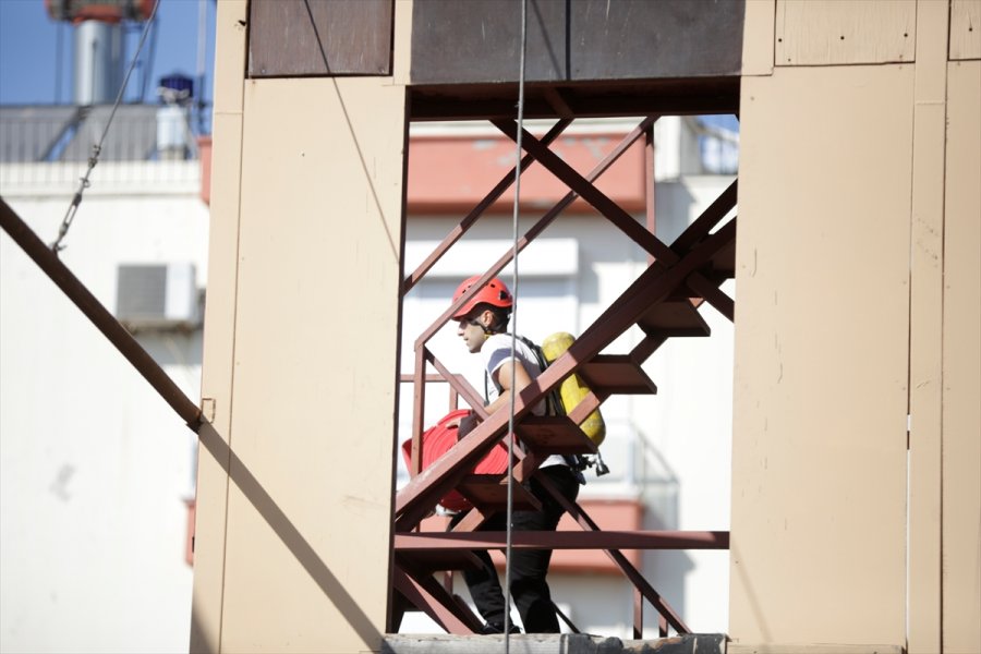 Antalya'da İtfaiye Eri Olmak İçin Zorlu Parkurlarda Ter Döktüler