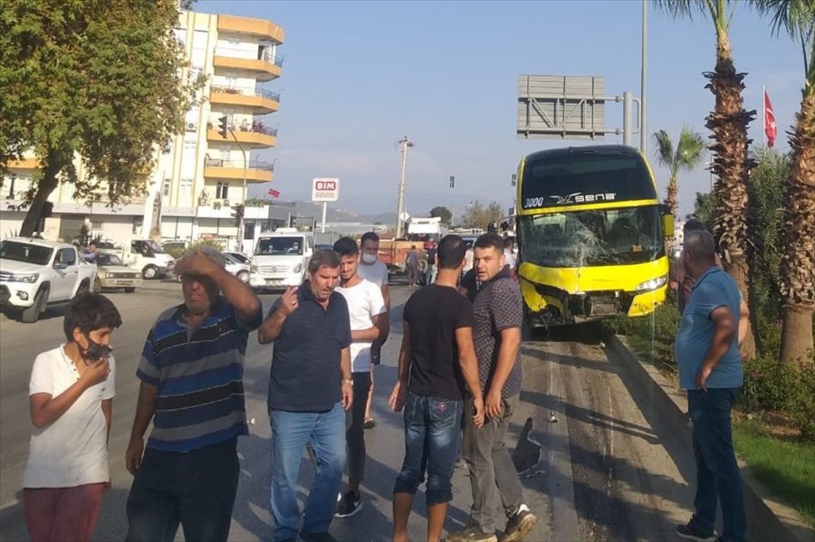 Antalya'da Tur Otobüsü İle Traktör Çarpıştı: 1 Yaralı