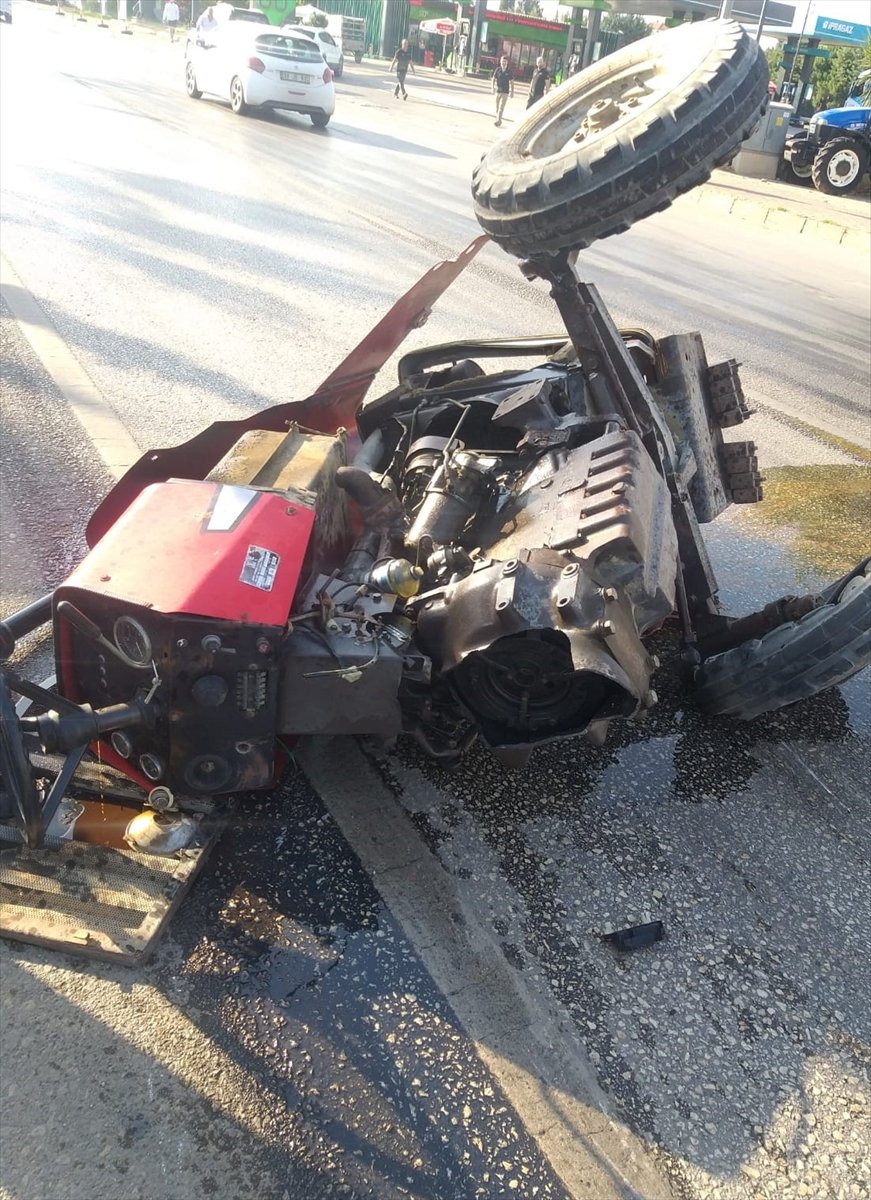 Antalya'da Tur Otobüsü İle Traktör Çarpıştı: 1 Yaralı