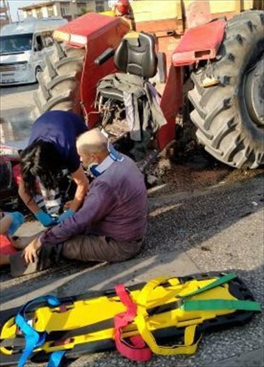 Antalya'da Tur Otobüsü İle Traktör Çarpıştı: 1 Yaralı