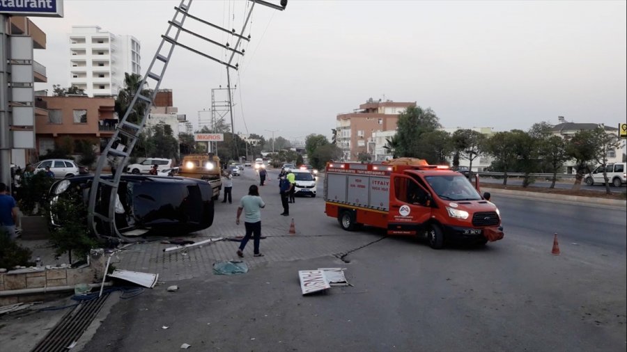 Mersin'de Elektrik Direğine Çarpan Otomobilin Sürücüsü Yaralandı