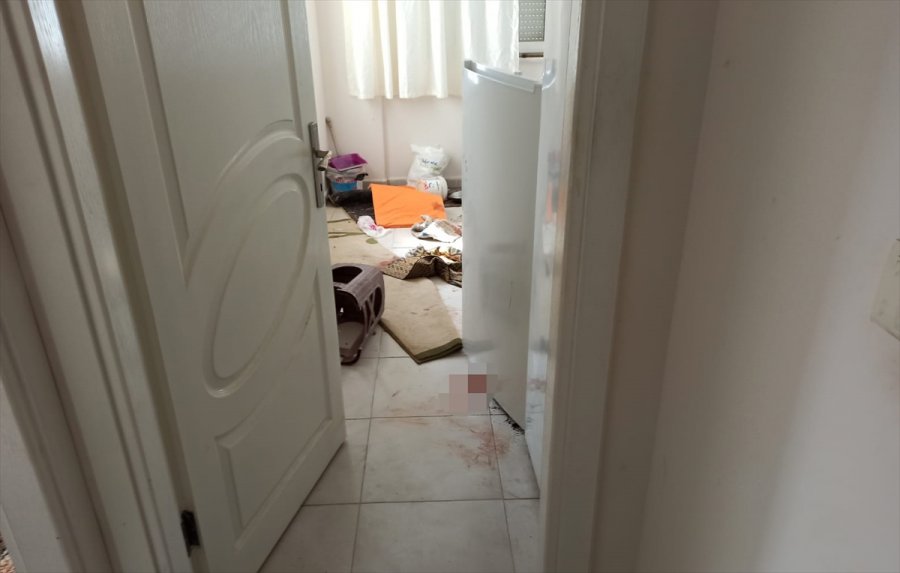 Antalya'da Evinde Yaralı Bulunan Yaşlı Adam Hayatını Kaybetti