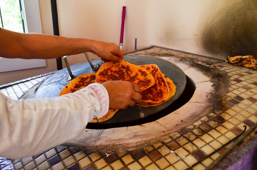 Mersin'de Kadınlar Tandır Evleriyle Aile Bütçesine Katkı Sağlıyor
