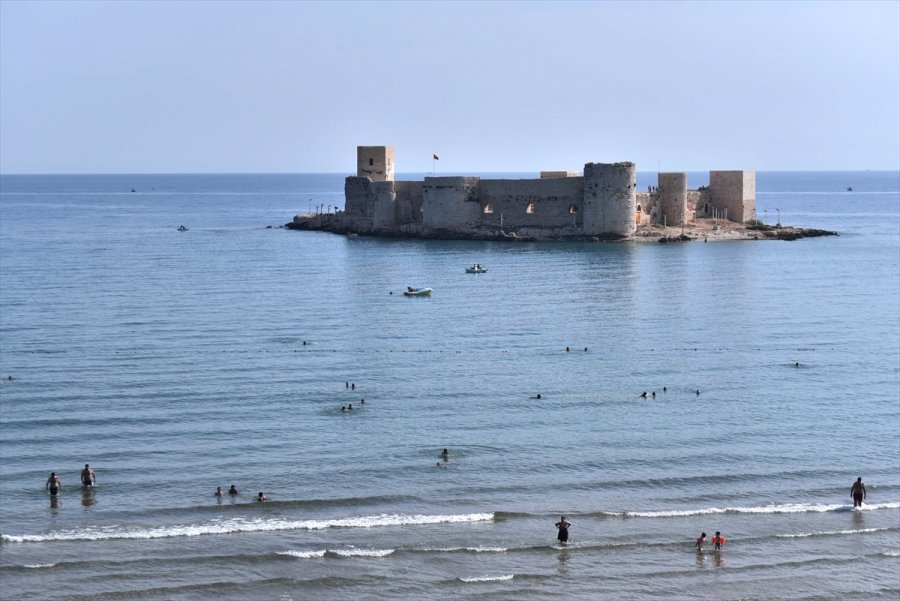 Mersin'de Vatandaşlar Güzel Havanın Tadını Denizde Çıkarıyor