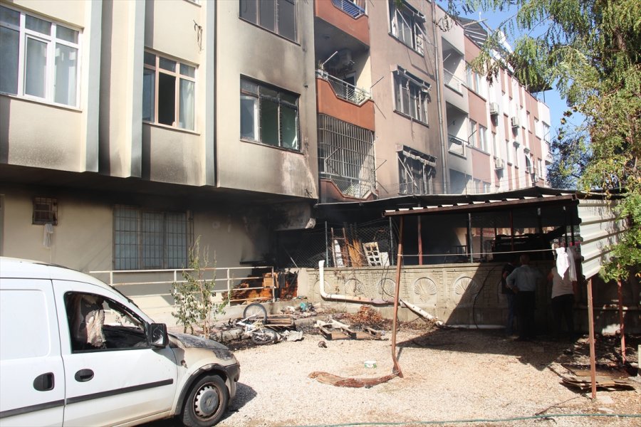 Antalya'da Depoda Çıkan Yangın Hasara Yol Açtı