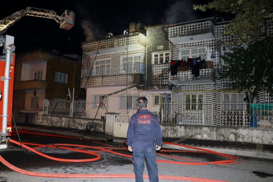 Kayseri'de Bir Apartmanın Çatı Katında Çıkan Yangın Söndürüldü