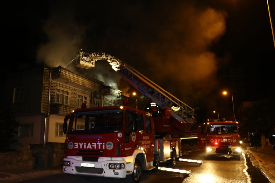 Kayseri'de Bir Apartmanın Çatı Katında Çıkan Yangın Söndürüldü