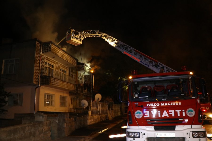 Kayseri'de Bir Apartmanın Çatı Katında Çıkan Yangın Söndürüldü