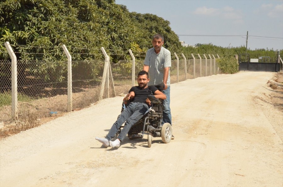Tarsus'ta Bedensel Engelli Genç İçin Evinin Önü Asfaltlandı