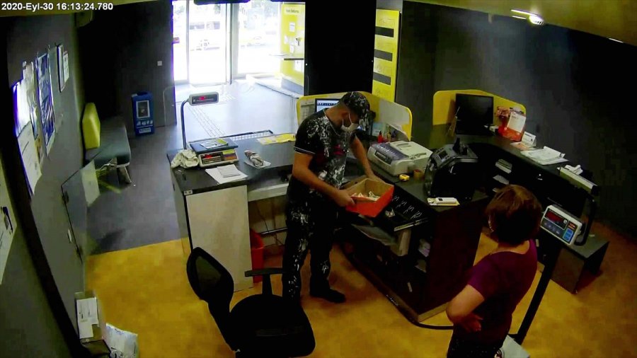 Antalya'daki Ptt Şubesini Soyan Sanığın Rahat Tavırları Kamerada