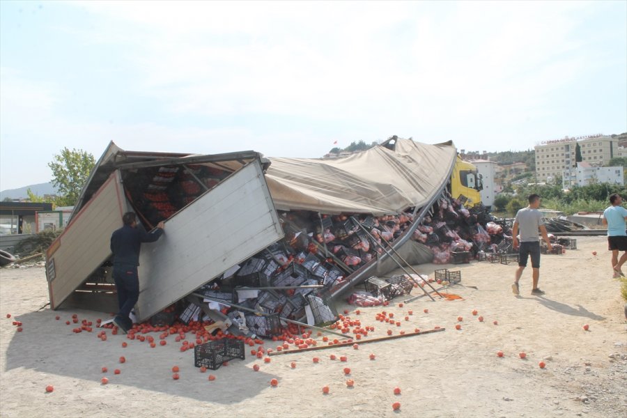 Gazipaşa'da Domates Ve Nar Yüklü Tır Dorsesi Devrildi