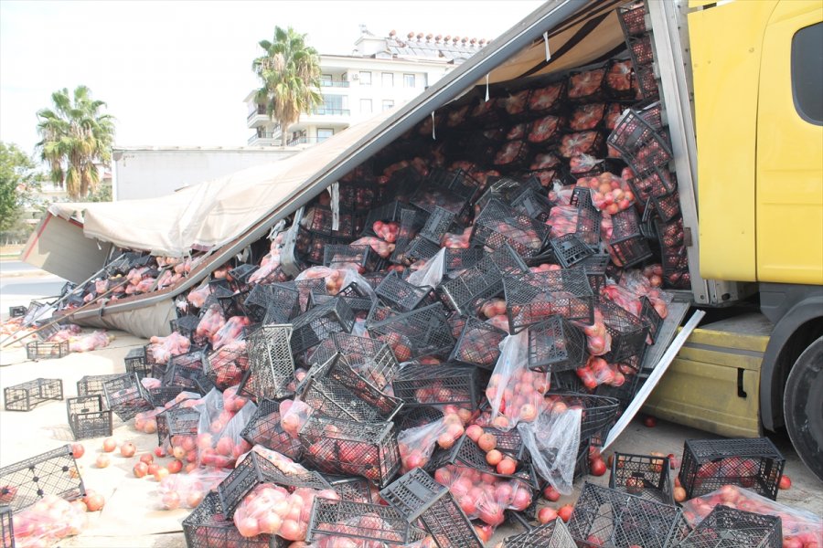 Gazipaşa'da Domates Ve Nar Yüklü Tır Dorsesi Devrildi