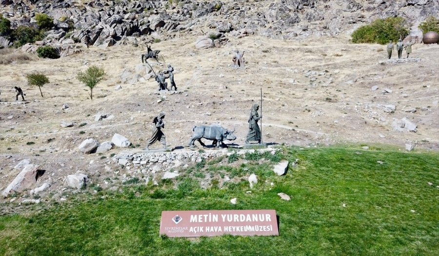 Kayalıkların Yamacındaki Heykel Müzesi İlgi Çekiyor