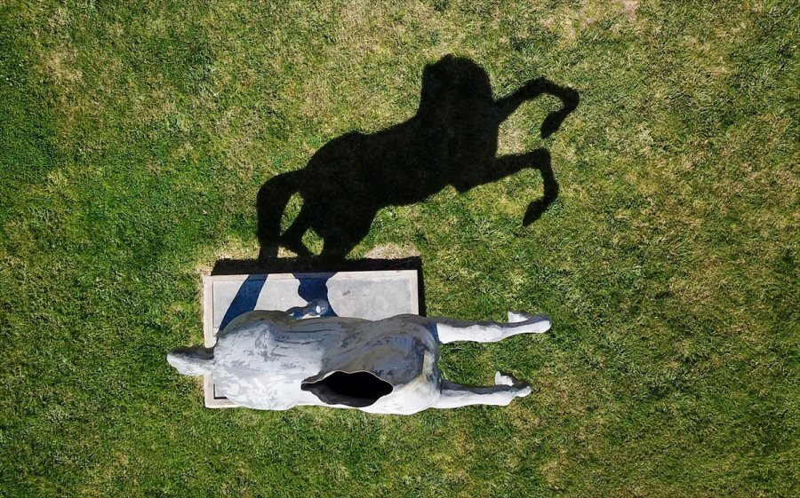 Kayalıkların Yamacındaki Heykel Müzesi İlgi Çekiyor